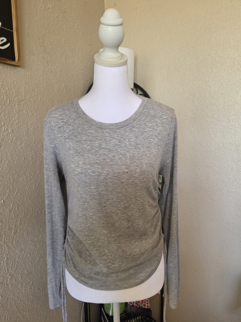 Old Navy Light Gray Long-Sleeve Crewneck Top